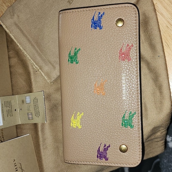 Burberry Rowe Horse 3D Print Wallet NWOT comes with 2 dust bags 🎒 ✨️ - Picture 4 of 8
